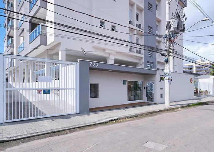 2 QUARTOS com Churrasqueira na Varanda, Piscina, Garagem interna, WiFi 500mbps, Ar Condicionado e Telas de Proteção Ubatuba